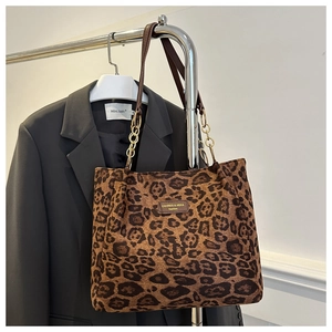 Détail du sac cabas léopard avec sa bandoulière en chaîne métallique et simili cuir