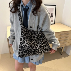 Grand sac cabas à imprimé léopard minimaliste pour le bureau dans un style preppy chic