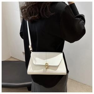 Sac à bandoulière blanc en cuir PU avec boucle dorée porté par un mannequin de dos