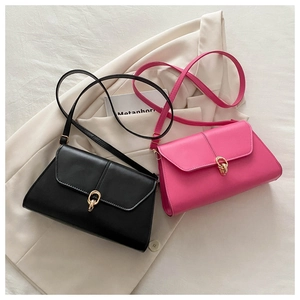 Détail de sacs à bandoulière en cuir noir et rose avec boucles dorées entrelacées