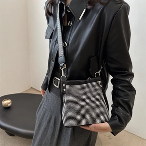 Sac seau noir tendance avec strass argentés et large bandoulière à chevrons