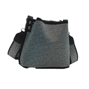 Sac seau noir tendance orné de strass avec large bandoulière à motifs géométriques