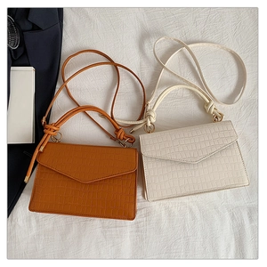 Detailansicht der Handtasche mit Krokodilleder-Prägung und einzigartigem Knotengriff-Design
