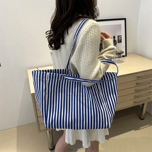 Sac fourre-tout en toile à rayures verticales bleues et blanches avec de longues anses