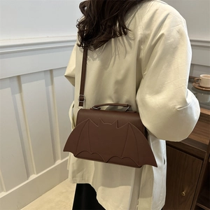Bolso marrón con forma de murciélago y correa ajustable para Halloween o estilo casual