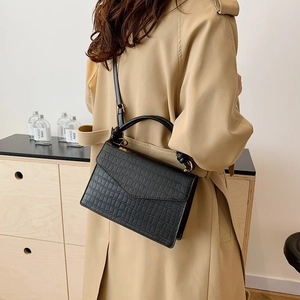 Minimalistische schwarze Handtasche mit Krokodilmuster, Tragegriff und Umhängeriemen