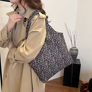 Stylish leopard print canvas shoulder bag with large capacity for women in trendy look
