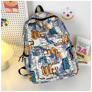 Detalle de mochila azul con grafiti y cremalleras sobre escritorio con lámpara cálida