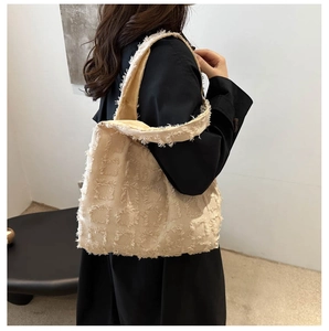 Mannequin portant un grand sac cabas crème avec motif écossais texturé et toile de coton douce