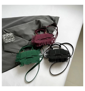 Trois sacs à bandoulière minimalistes à franges en bordeaux, vert foncé et daim noir