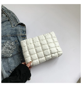 Gros plan de la pochette nuage matelassée blanche montrant la texture et le motif