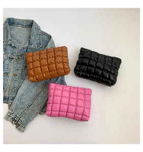 Pochettes matelassées à texture bulle en marron, noir et rose avec fermetures éclair en métal