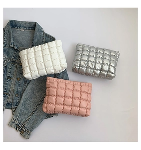 Pochettes nuages matelassées en blanc, argent et rose avec une veste en jean tendance