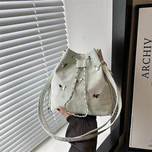 Sac Seau à Cordon en Cuir PU Mode Papillon Décor en Métal Élégant Sac à Bandoulière à Chaîne Métallique pour Femmes Sac Sous le Bras