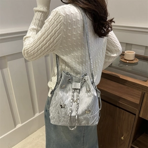 Sac seau argenté avec détails papillons et cordon chaîne pour femmes élégantes