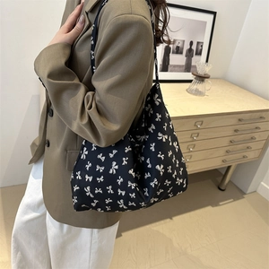 Grande borsa tote da donna con motivo a fiocchi bianchi per un look casual quotidiano
