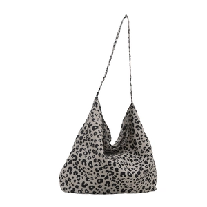 Grande borsa hobo leopardata da donna con tracolla larga in tonalità nero e grigio