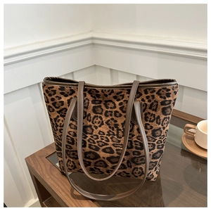 Dettaglio della borsa tote leopardata vintage con manici in pelle in un interno