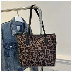 Dettaglio della borsa tote leopardata con texture felpata e manici neri in ecopelle