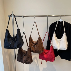 Vintage-Schultertaschen aus Wildlederimitat in fünf Farben mit Schleifendekoration