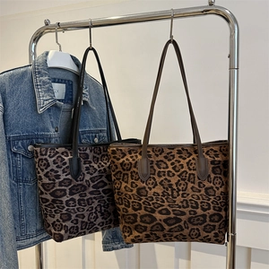 Grandi borse shopping leopardate in due tonalità con robusti manici marroni a tracolla