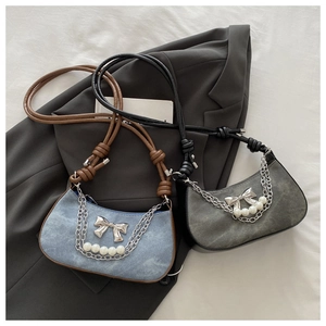 Détail de sacs bandoulière en denim et velours avec nœud argenté, perles et chaînes