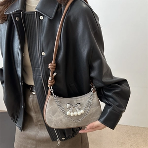 Sac demi-lune rétro en denim avec breloque nœud et détails de chaîne en perles