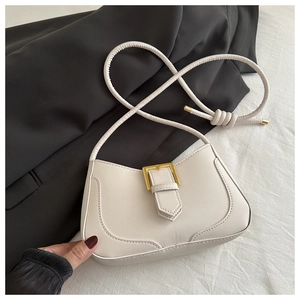 Détails du sac sous le bras en cuir PU blanc avec boucle dorée et coutures fines