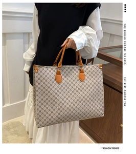 Détail du sac cabas en toile monogramme vintage avec poignées en cuir marron