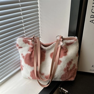 Sac Cabas en Peluche pour Femmes Imprimé Vache Grande Capacité Sac à Épaule Doux Hiver Décontracté Simple Sac à Main Sous le Bras