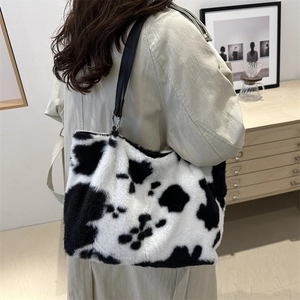 Sac fourre-tout chic en fausse fourrure à motif vache avec bandoulière en cuir noir