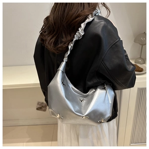 Sac hobo argenté métallisé avec breloques papillon et bandoulière nuage froncée