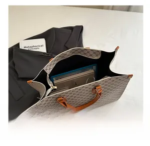 Gros plan d'un sac cabas monogramme vintage montrant sa grande capacité pour les livres