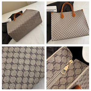 Vues détaillées du sac cabas vintage avec logo monogramme et finitions dorées chic