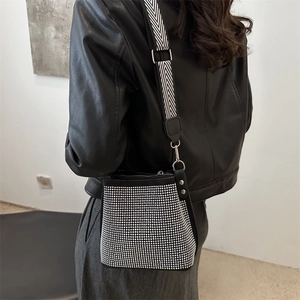 Borsa a secchiello con strass luccicanti e tracolla larga con motivo a zigzag