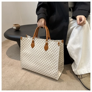 Vue détaillée du grand sac cabas avec monogramme marron et anses en cuir