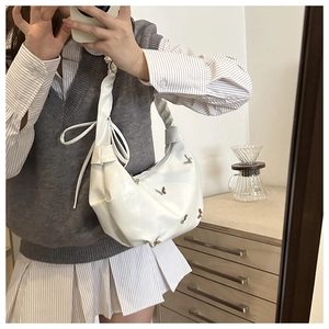 Détail du sac nuage blanc avec breloques papillons argentées et bandoulière à volants