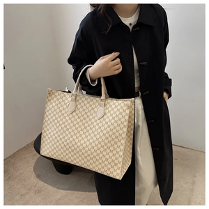 Détail du grand sac cabas avec monogramme vintage lettre M et doubles poignées solides