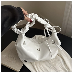 Vue détaillée du sac blanc avec papillons argentés et poignée à détails froncés