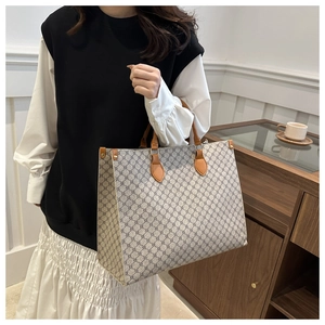 Vue détaillée du sac cabas pour femme avec motif géométrique et anses en cuir brun