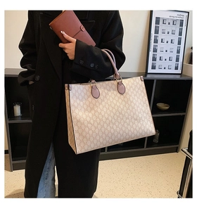 Détail du sac cabas vintage avec motif et portefeuille assorti dans un cadre chic