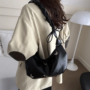 Sac fourre-tout croissant noir chic avec papillons argentés et bandoulière plissée