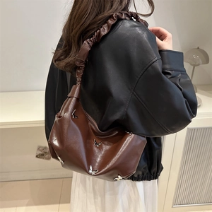 Sac hobo marron foncé en cuir avec breloques papillon et bandoulière froncée