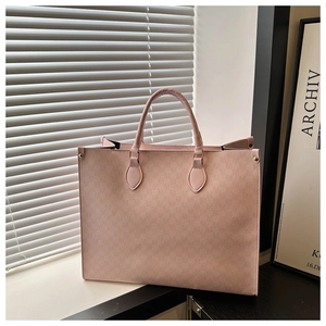 Détail du grand sac cabas rose avec poignées rondes, rivets et texture feutre de qualité