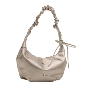 Sac fourre-tout en cuir argenté avec breloques papillon et bandoulière froncée plissée
