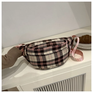 Détail du sac banane à carreaux roses avec bandoulière réglable et tissu durable