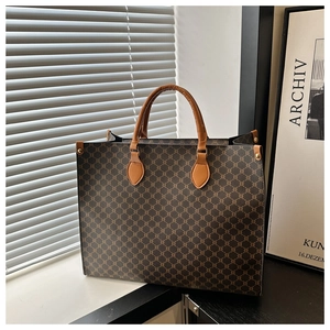 Détails du grand sac cabas vintage avec anses en cuir fauve et rivets métalliques