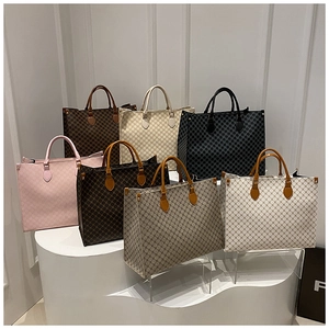 Plusieurs grands sacs cabas vintage avec motifs présentés en diverses couleurs et styles