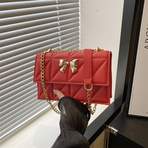 Sac Bandoulière Matelassé pour Femmes en Cuir PU Nœud Boucle Magnétique Sac à Rabat Urbain Simple Petit Sac Carré Sous l'Aisselle