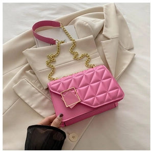 Dettaglio borsa in pelle PU trapuntata rosa con catena dorata e fibbia geometrica